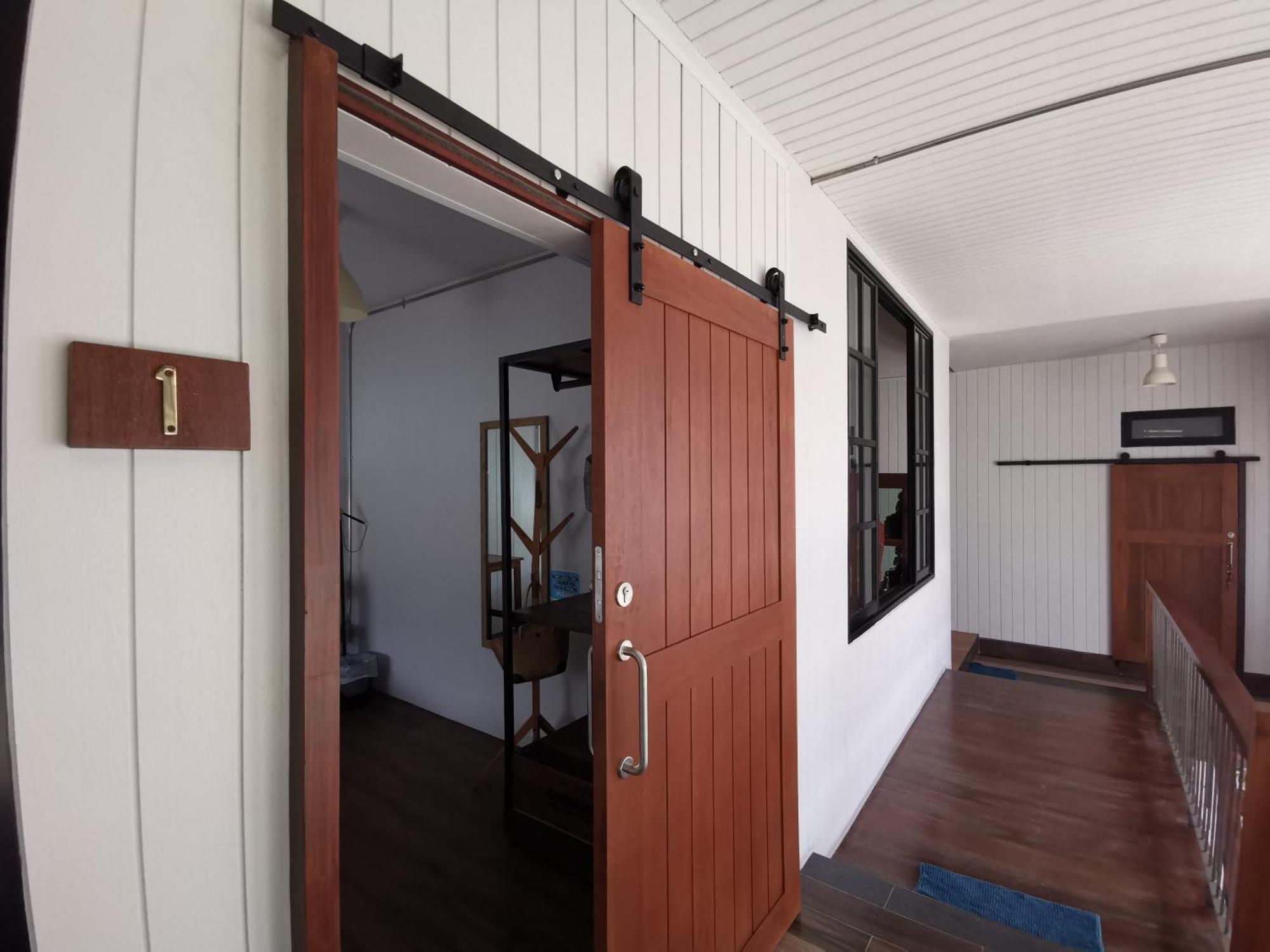Liaw Base House Hostel Bangkok Exterior photo
